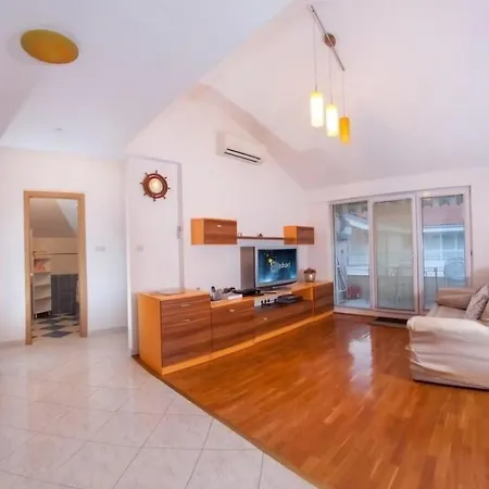Spacious 80m2 Great Location Apartmán *