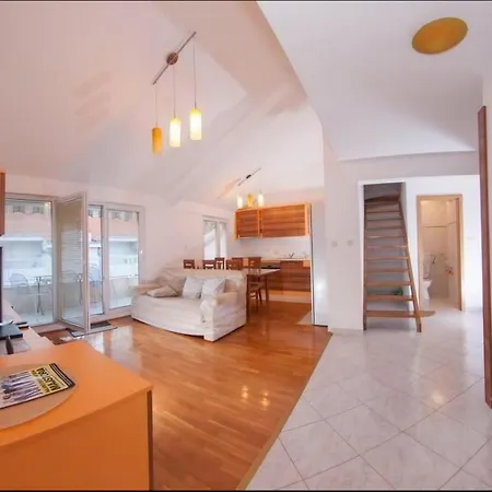 Spacious 80m2 Great Location Apartmán *
