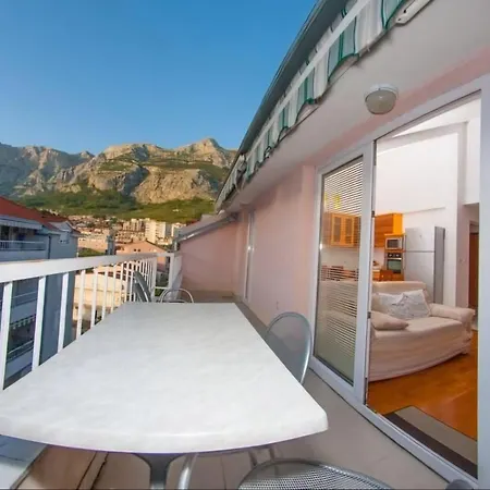 Spacious 80m2 Great Location Apartmán *